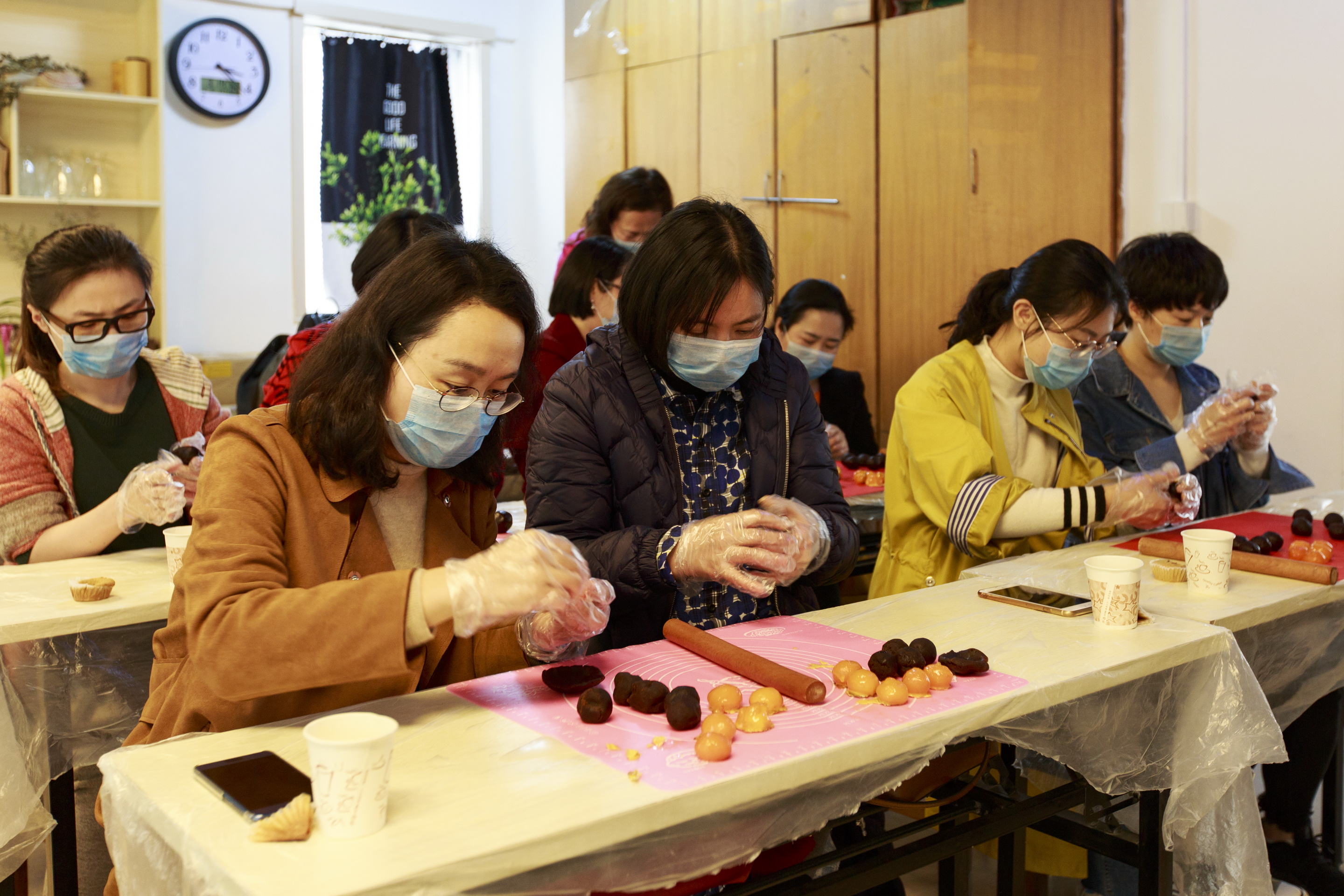 "温情三八节 烘焙暖人心 学院组织烘焙活动庆祝妇女节